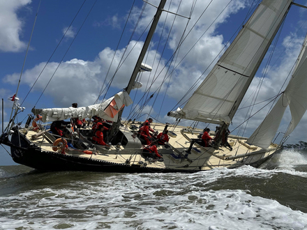 Homme à la mer pour le Pen Duick VI FR (14) après le départ de l'étape 4 - Équipage récupéré. Homme à la mer pour le Pen Duick VI FR (14) après le départ de l'étape 4 - Équipage récupéré.
