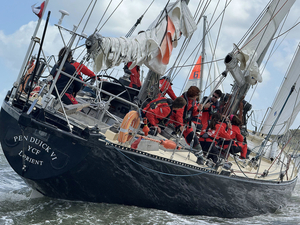 Sauvetage de l'équipier tombé à la mer de Pen Duick VI lors du départ de l'Ocean Globe Race