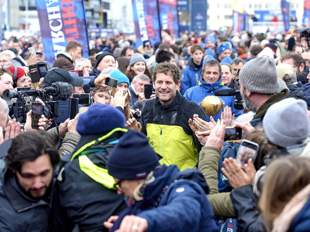 Le public était venu en nombre accueillir Charles Caudrelier à Brest ! Le public était venu en nombre accueillir Charles Caudrelier à Brest !