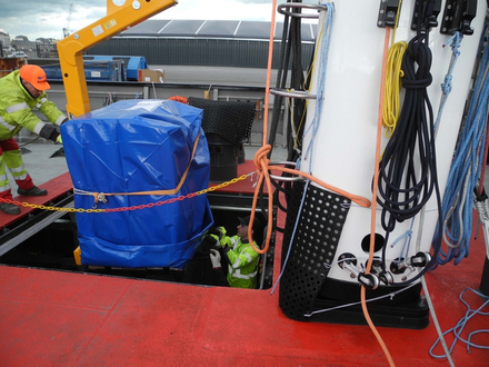 Entrée des palettes dans la cale Entrée des palettes dans la cale