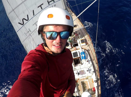 On ne s'ennuie jamais à bord de Galiana WithSecure, Anton étant en haut du mât d'artimon pour vérifier l'éolienne. Nautisme Article