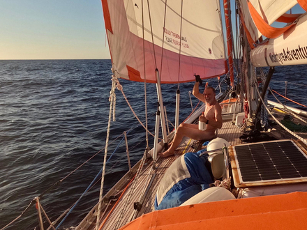 Tout ce qui flotte sur votre bateau ! Le skipper Mark Sinclair, lavant ses noix de coco ! Nautisme Article
