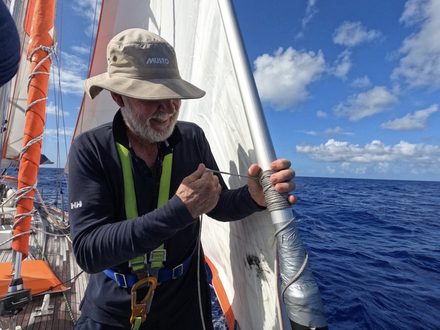 Le skipper Mark Sinclair, alias Captain Coconut, tente de réparer l?enrouleur avec du ruban adhésif et de la ficelle. Ils doivent garder la voile fortement réduite pour éviter de la déchirer à nouveau. Nautisme Article