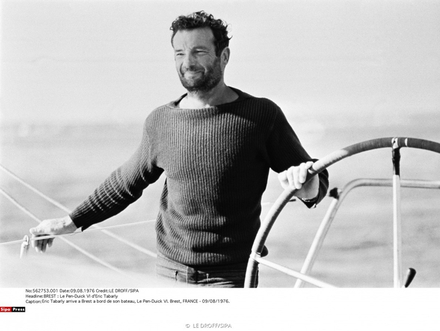 Eric Tabarly arrive à Brest à bord de son bateau, le Pen-Duick VI Nautisme Article