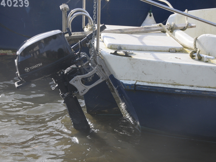 Ce hors-bord doit être rangé dans un coffre