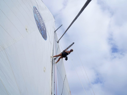 Le second Rachel, sur Maiden, grimpe au mât pour chercher un peu de vent. Nautisme Article