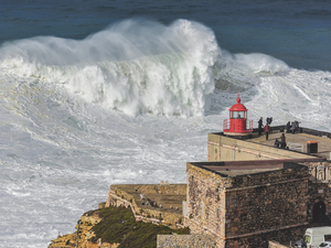 Surf : l'Allemand Sebastian Steudtner dompte une vague de 28 mètres de haut à Nazaré