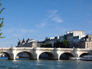 JO-2024 : l'eau de la Seine sera propre, promet à nouveau Emmanuel Macron