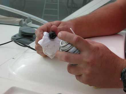 Utiliser un produit spécial pour les connecteurs Nautisme Article