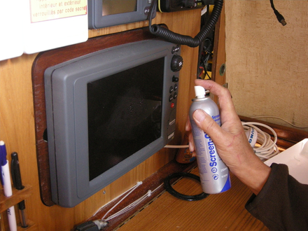 Utiliser un produit spécial pour écrans Nautisme Article