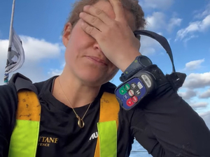 Vidéo : Clarisse Crémer en larmes « Mon bateau est tout mou... je ne sais pas comment je vais faire »