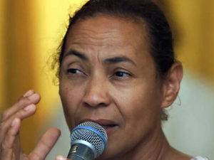 Maddly Bamy baptise le voilier restauré de Jacques Brel qui les mena jusqu'aux Marquises