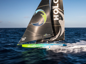 L'équipe Holcim-PRB à pied d'œuvre pour préparer le bateau pour la course retour New York - Vendée