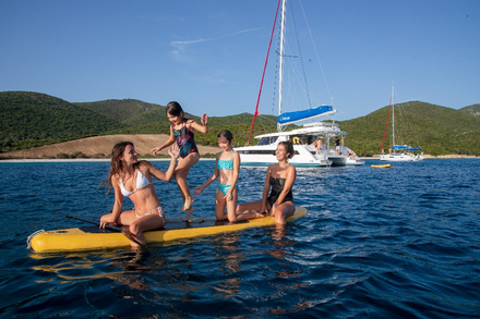 N'hesitez pas a embarquer de quoi occuper les petits (mais aussi les grands) a l'escale. Kayaks, palmes masque et tuba, bouees geantes, attirail de peche, jeux de societe...  N'hesitez pas a embarquer de quoi occuper les petits (mais aussi les grands) a l'escale. Kayaks, palmes masque et tuba, bouees geantes, attirail de peche, jeux de societe...