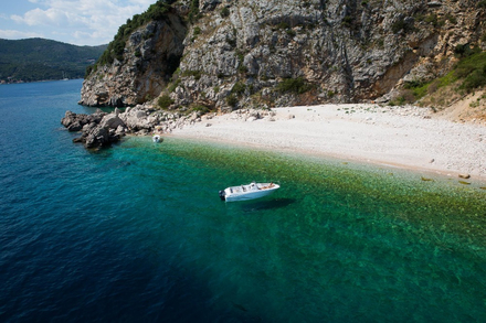 Une crique isolee inaccessible sans un bateau et a vous l'apres-midi idyllique...  Une crique isolee inaccessible sans un bateau et a vous l'apres-midi idyllique...