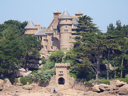 Le Château de Costaérès construit en 1896 sur un îlot.  Le Château de Costaérès construit en 1896 sur un îlot.
