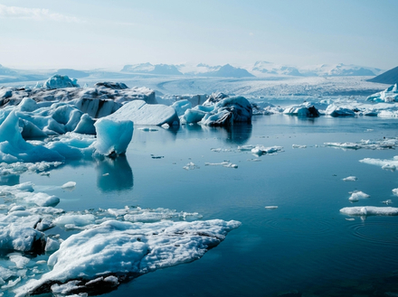 Le glacier de Jökulsárlón est un véritable lagon rempli de blocs de glace. Le glacier de Jökulsárlón est un véritable lagon rempli de blocs de glace.