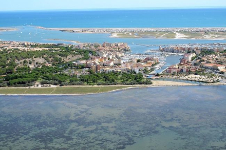 Vue aerienne sur le port et la plage de Gruissan Vue aerienne sur le port et la plage de Gruissan