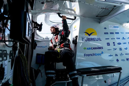 Sebastien Simon a bord de Groupe Dutreuil Sebastien Simon a bord de Groupe Dutreuil