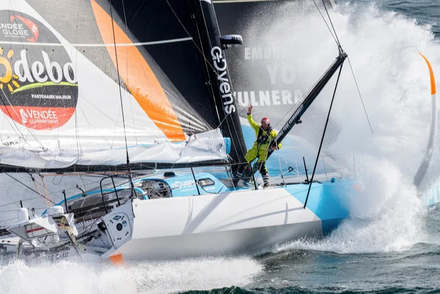 Thomas Ruyant (Vulnerable), actuellement 2e de la course. Thomas Ruyant (Vulnerable), actuellement 2e de la course.