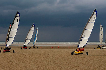 Des que le vent se leve, de nombreux chars-a-voile se reunissent sur les plages. Des que le vent se leve, de nombreux chars-a-voile se reunissent sur les plages.