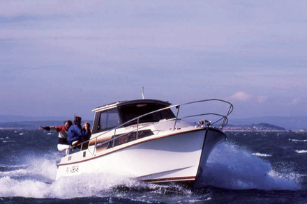 1974 : revolution chez Beneteau avec la coque planante de l'Antares, une gamme aujourd'hui proposee en motorisation inboard et hors-bord.