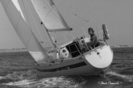 1977 : Michel Malinovsky termine a la 3e place de la course de l'Aurore (ancien nom de la Solitaire du Figaro) a bord d'un First 30, unique bateau de serie de la course.
