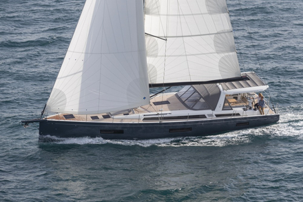 Mars 2024 : realisation de la toute premiere coque en Elium pour l'Oceanis Yacht 60.