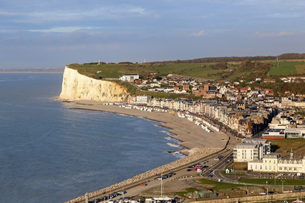 Mers-les-Bains est situee au debut de la Cote d'Albatre.