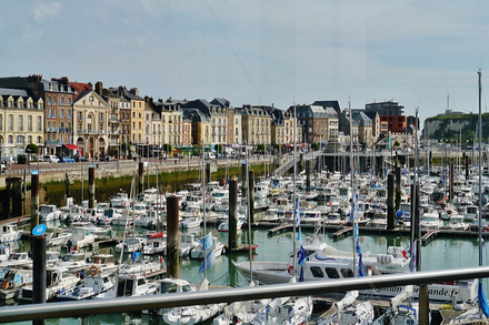 Le port de Dieppe offre aux plaisanciers une escale agreable en plein centre de la Cote d'Albatre. Le port de Dieppe offre aux plaisanciers une escale agreable en plein centre de la Cote d'Albatre.