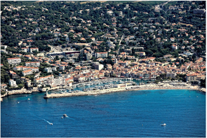 Une vague-submersion endommage des bateaux dans le port de Cassis