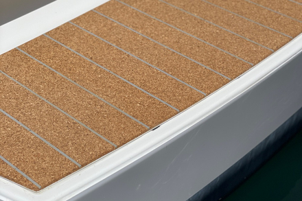 Le liege, ici sur un Excess, sera bientot utilise sur les marques tres luxueuses comme Azimut sur les Seadeck 6, 7 et 8. Le liege, ici sur un Excess, sera bientot utilise sur les marques tres luxueuses comme Azimut sur les Seadeck 6, 7 et 8.