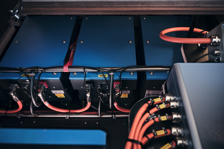 Les cales recoivent de grands parcs de batteries pour alimenter les moteurs electriques. Mais cela changera dans un avenir pas si lointain. Les cales recoivent de grands parcs de batteries pour alimenter les moteurs electriques. Mais cela changera dans un avenir pas si lointain.