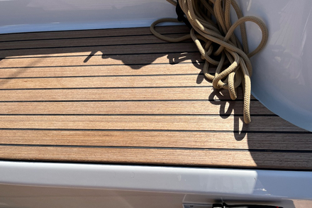 Cela ressemble a du teck, ca n'en est pas. Il s'agit d'Iroko, ici sur le pont d'un First 44. On s'y meprendrait. Cela ressemble a du teck, ca n'en est pas. Il s'agit d'Iroko, ici sur le pont d'un First 44. On s'y meprendrait.