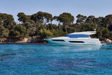 Sur les plus grandes unites (ici la Prestige 680S), vous pouvez opter pour une croisiere avec equipage qui saura etre aux petits soins... Nautisme Article