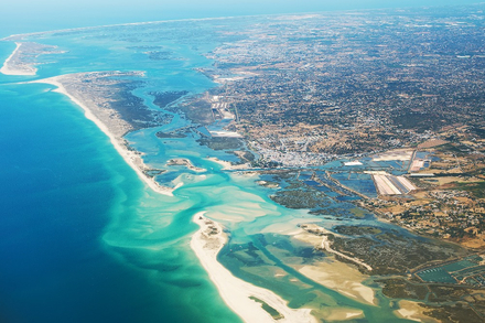 La lagune est un rempart contre l'ocean pour la ville.