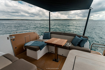 Le cockpit arriere possede une belle banquette en L, mais la table, meme deployee, ne semble pas pouvoir recevoir un equipage complet a diner. Le cockpit arriere possede une belle banquette en L, mais la table, meme deployee, ne semble pas pouvoir recevoir un equipage complet a diner.