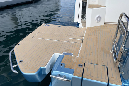 Les pavois agrandissent la surface du cockpit une fois abaisses, c'est un plus devenu standard de nos jours. Les pavois agrandissent la surface du cockpit une fois abaisses, c'est un plus devenu standard de nos jours.