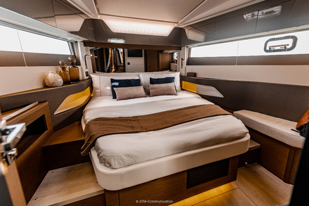 La cabine centrale occupe toute la largeur.  Elle est pourvue d'un lit king size et d'un canape bien pratique pour un enfant. La cabine centrale occupe toute la largeur.  Elle est pourvue d'un lit king size et d'un canape bien pratique pour un enfant.