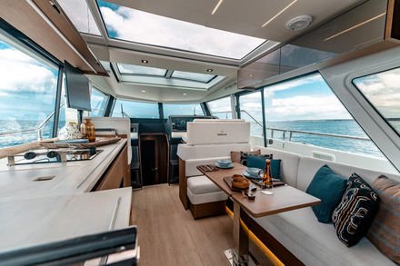 Le carre timonerie est tres lumineux et la cuisine, tres complete, augurent de belles croisieres. Le carre timonerie est tres lumineux et la cuisine, tres complete, augurent de belles croisieres.