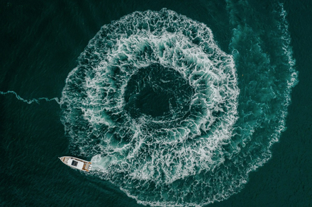 Le Wellcraft 435 peut se targuer d'une maniabilite etonnante. En braquage serre, on peut voir la mer a travers le toit vitre. Le Wellcraft 435 peut se targuer d'une maniabilite etonnante. En braquage serre, on peut voir la mer a travers le toit vitre.