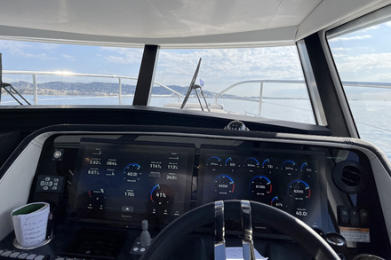 Le montant du pare-brise inverse procure une super visibilite et preserve le pilote de ce stress, comme ici a 40 noeuds. Le montant du pare-brise inverse procure une super visibilite et preserve le pilote de ce stress, comme ici a 40 noeuds.