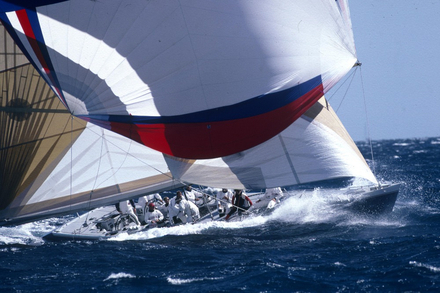 Les 12m JI vont relancer l'America's Cup apres la Seconde Guerre mondiale. Une jauge qui date pourtant de 1907 mais qui va offrir aux passionnes des regates incroyables ! 