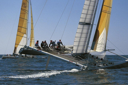 Le catamaran a aile rigide des Americains. Victoire 2 a 0 pour le cata sur le mono !  Le catamaran a aile rigide des Americains. Victoire 2 a 0 pour le cata sur le mono !