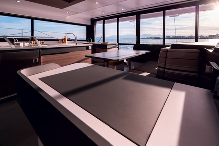 Le salon est bien isolé avec les baies vitrées fermées. En navigation, c’est très agréable et cosy. Nautisme Article
