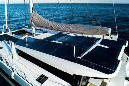 Le roof est plus adouci et reçoit une surface de panneaux solaires optimisés. 4,7 kWc sont disponibles pour recharger les batteries. Nautisme Article