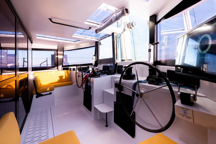Le cockpit avant regroupe les manœuvres et bénéficie d’une ergonomie très étudiée. Les manœuvres deviennent un jeu d’enfant et tout le monde trouve sa place. Nautisme Article