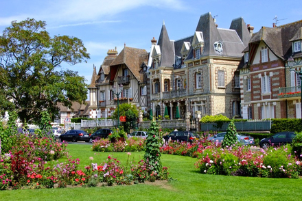 Les jardins fleuris devant les maisons de Cabourg. 