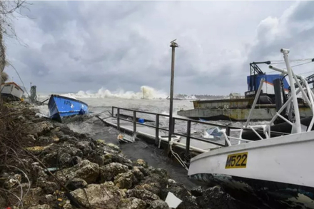 Des bateaux de peche endommages a Bridgetown a la Barbade, apres le passage de l'ouragan Beryl le 1er juillet 2024. 