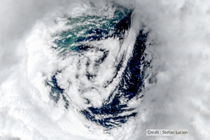 L'ouragan Béryl, le pire de sa catégorie, balaye les Antilles et gagne en intensité
